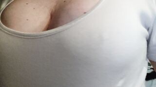 QUANDO FA CALDO ESCO SENZA REGGISENO