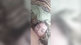 La sorella del mio migliore amico mi succhia il cazzo