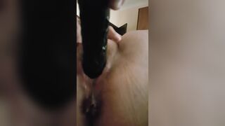 Sfondata ed aperta con un dildo