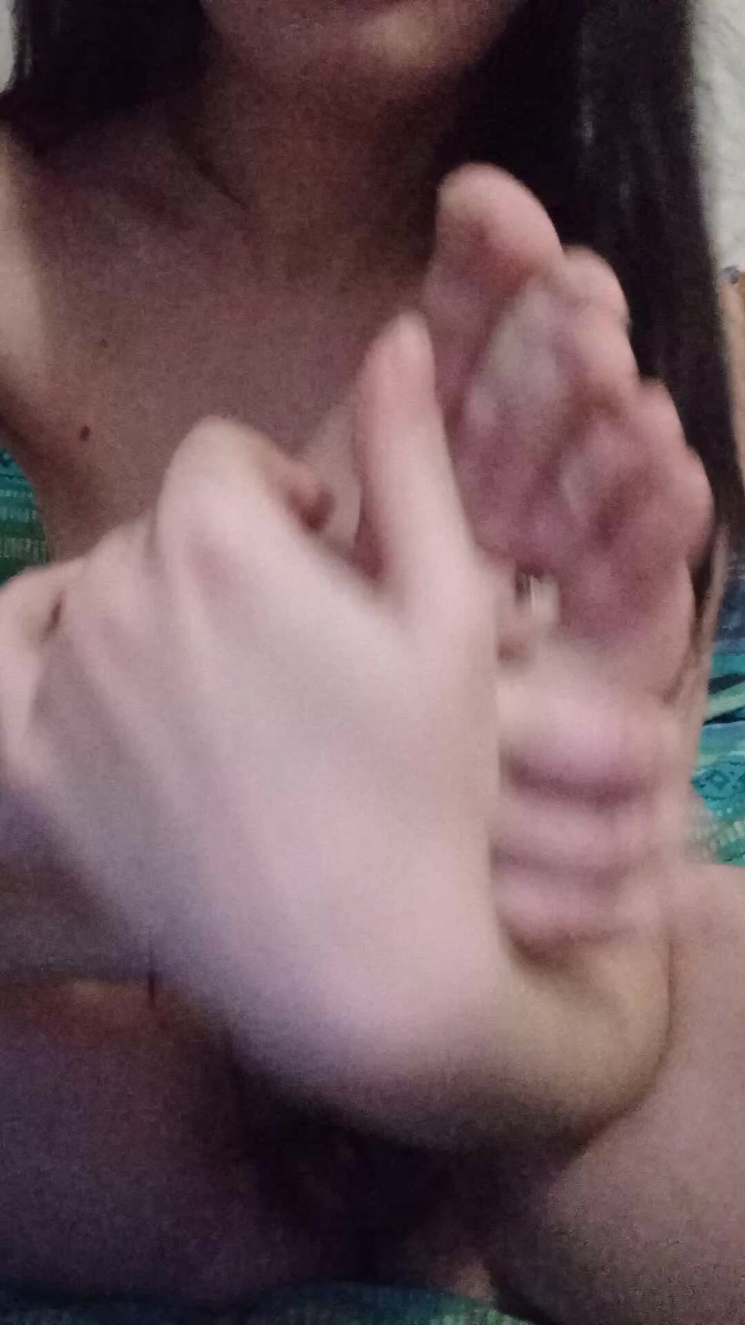 annusa i piedi odorosi e viene