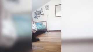 si annusa i piedi e si spoglia