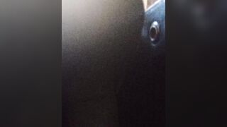 Anteprima del video: si annusa i piedi e si spoglia