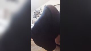 si annusa i piedi e si spoglia