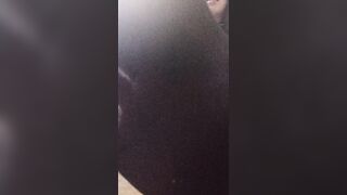 si annusa i piedi e si spoglia