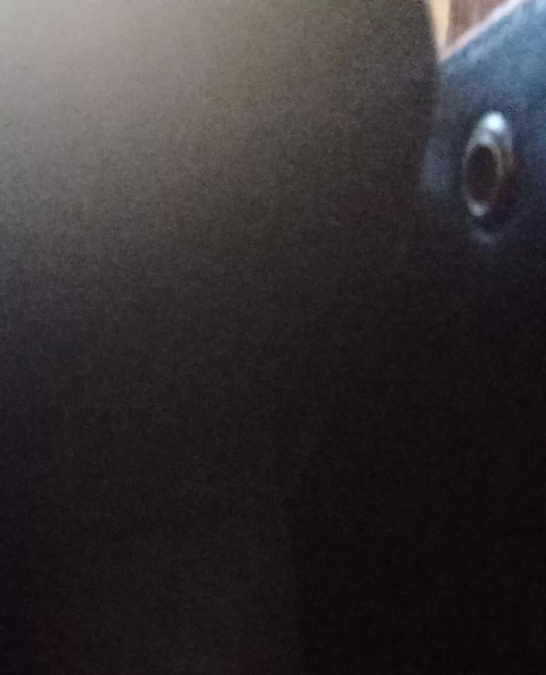 si annusa i piedi e si spoglia