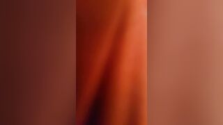 Si sfonda con il vibro davanti all'amante