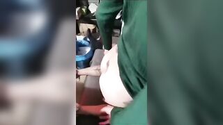 La moglie del cornuto succhia il bull e poi il marito