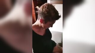 La moglie del cornuto succhia il bull e poi il marito