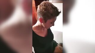 La moglie del cornuto succhia il bull e poi il marito