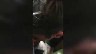 La moglie del cornuto succhia il bull e poi il marito