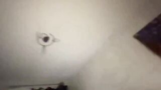 Unha madre che non si trattiene con gli amici del figlio