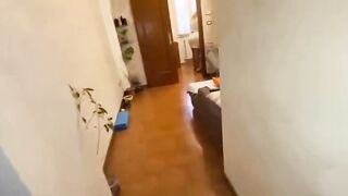 Unha madre che non si trattiene con gli amici del figlio