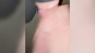 Succhio mentre si sega sulla faccia