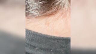 Succhio mentre si sega sulla faccia