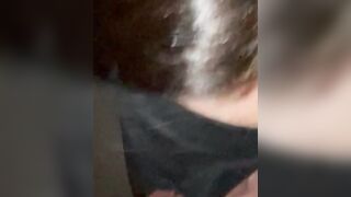 Succhio mentre si sega sulla faccia