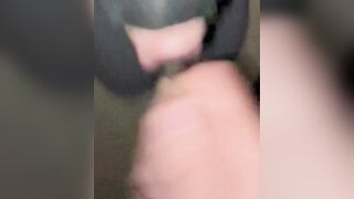 Succhio mentre si sega sulla faccia