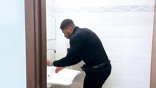 Moglie del cornuto scopata dal negro ai bagni del ristorante