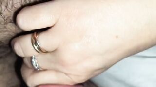 Moglie vorace di uccello lo succhia in POV