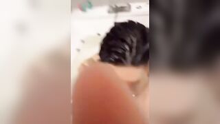 Moglie tatuata svuota il pisello del marito in vasca