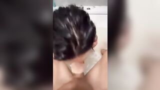 Moglie tatuata svuota il pisello del marito in vasca