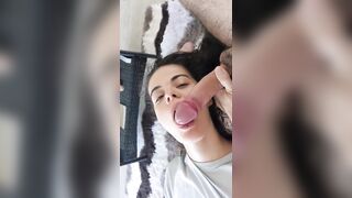 Anteprima del video: Fidanzata che succhia un pisello bello grosso con la cappella tornita