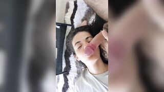 Fidanzata che succhia un pisello bello grosso con la cappella tornita