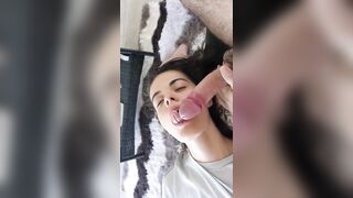 Fidanzata che succhia un pisello bello grosso con la cappella tornita