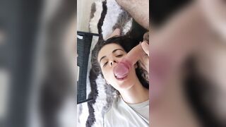 Fidanzata che succhia un pisello bello grosso con la cappella tornita