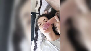 Fidanzata che succhia un pisello bello grosso con la cappella tornita