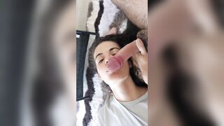 Fidanzata che succhia un pisello bello grosso con la cappella tornita