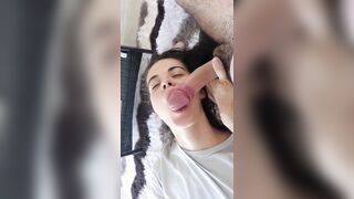 Fidanzata che succhia un pisello bello grosso con la cappella tornita