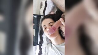 Fidanzata che succhia un pisello bello grosso con la cappella tornita