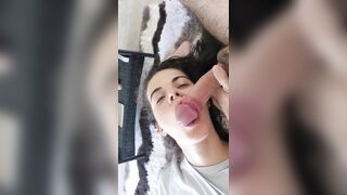 Fidanzata che succhia un pisello bello grosso con la cappella tornita