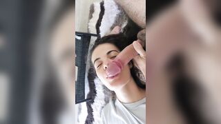 Fidanzata che succhia un pisello bello grosso con la cappella tornita