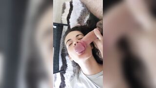 Fidanzata che succhia un pisello bello grosso con la cappella tornita