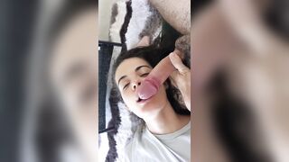 Fidanzata che succhia un pisello bello grosso con la cappella tornita