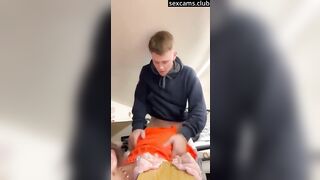 2 adolescenti italiane si registrano mentre scopano