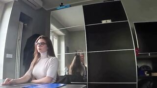 Una segretaria disposta a tutto per lavorare