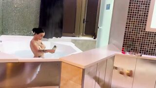 PIANTALA DI FARTI I SELFIE PUTTANA E PENSA A SVUOTARMI IL CAZZO