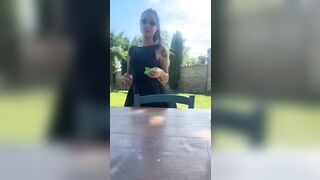 All'agriturismo lei non voleva pranzare ma voleva succhiare