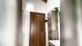 Anteprima del video: Lui poreferisci uscire con amici invece di soddisfarla