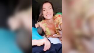 Sorpresi da un passante mentre trombano nell'auto