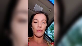 Sorpresi da un passante mentre trombano nell'auto