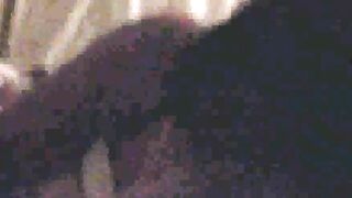 Prima lo prende in bocca e poi dentro al culo