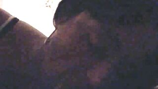 Prima lo prende in bocca e poi dentro al culo