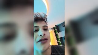 Amica troia scopre che il suo amico è un attore porno