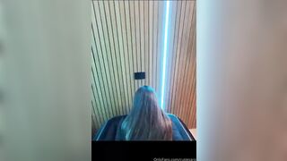 Amica troia scopre che il suo amico è un attore porno