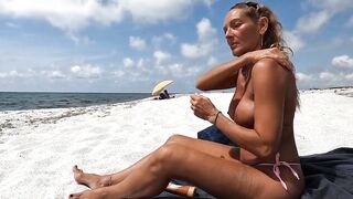 Moglie esibita con orgoglio dal cornuto