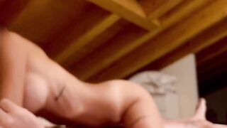 Moglie italiana tettona cavalca bene e a lungo la minchia