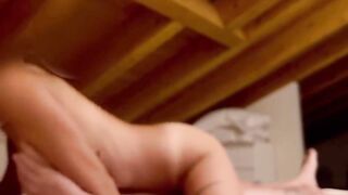 Moglie italiana tettona cavalca bene e a lungo la minchia